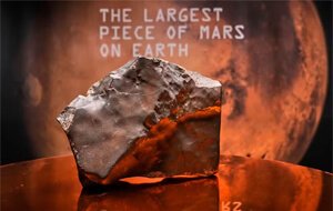 Meteorito marciano que será leiloado em Nova York. Foto de Richard Drew/AP.