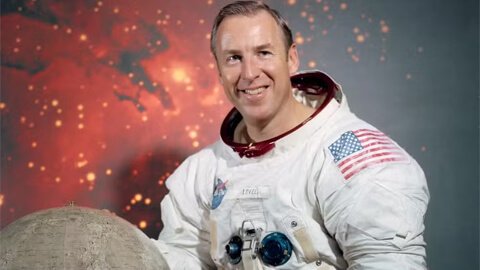 Jim Lovell (1928-1925)