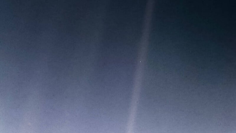 Pale Blue Dot Revisited - by NASA Pálido ponto azul