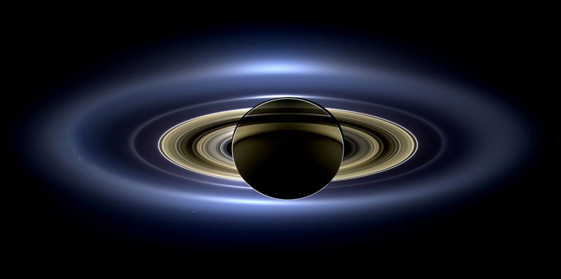 Planeta gigante com sistema de anéis brilhantes Planeta Saturno