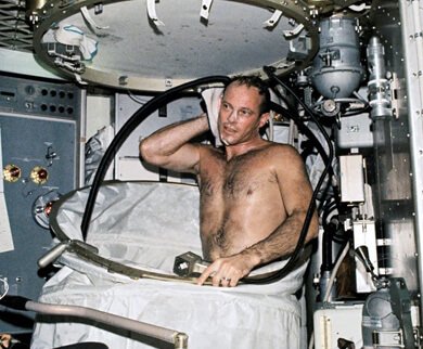 Astronauta Jack Lousma usa o primeiro chuveiro no espaço Arquivo histórico